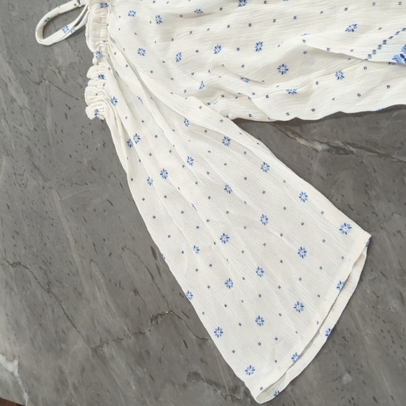 Cold shoulder blouse. Cream with blue floral design - Picture 6 of 7